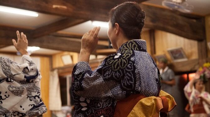 Authentic Local Experiences Proritize Immersion and Human Connection